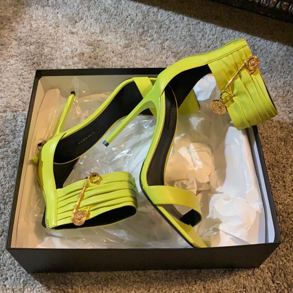 Versace Neon Yellow Leather stilettos size 40 NEW!